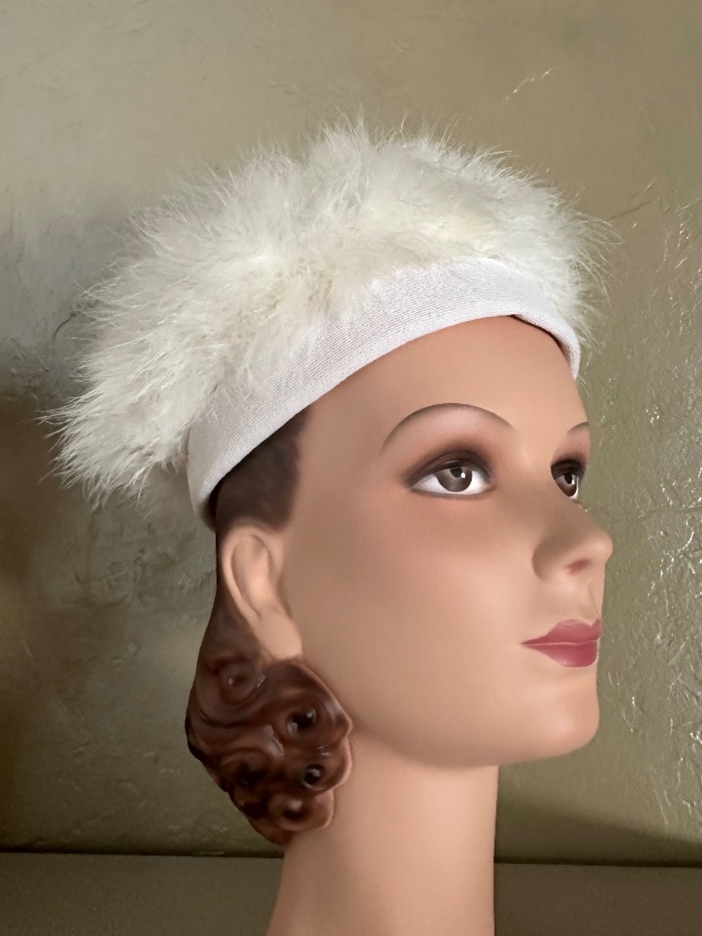 FLUFFY VINTAGE IVORY  COLOR MARABOU FEATHER TAM WITH STRETCH FABRIC HEADBAND